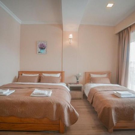 Hotel Surami 外观 照片