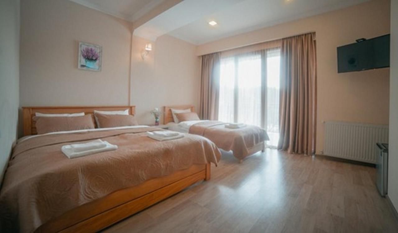 Hotel Surami 外观 照片