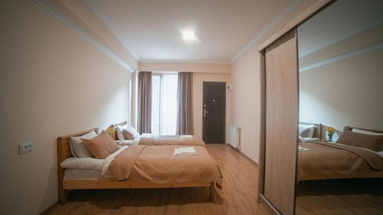 Hotel Surami 外观 照片