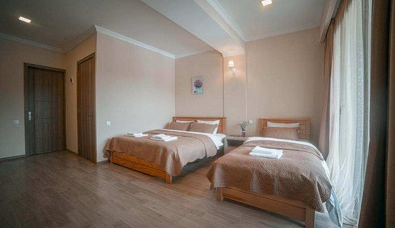 Hotel Surami 外观 照片