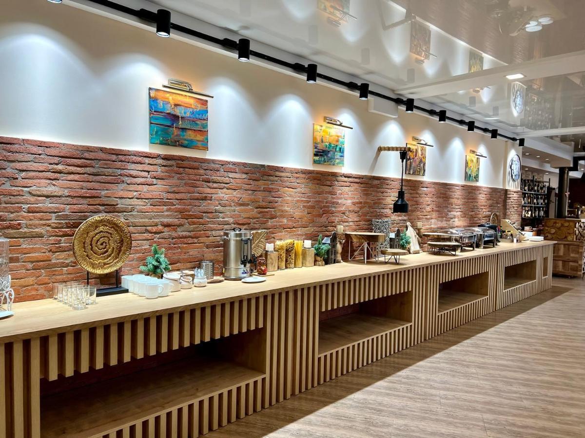 Hotel Surami 外观 照片