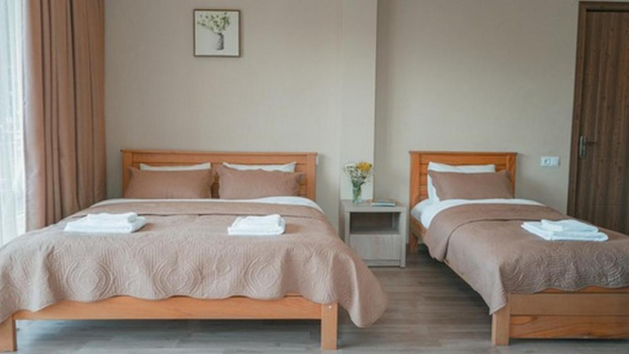 Hotel Surami 外观 照片