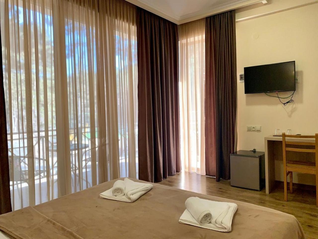Hotel Surami 外观 照片