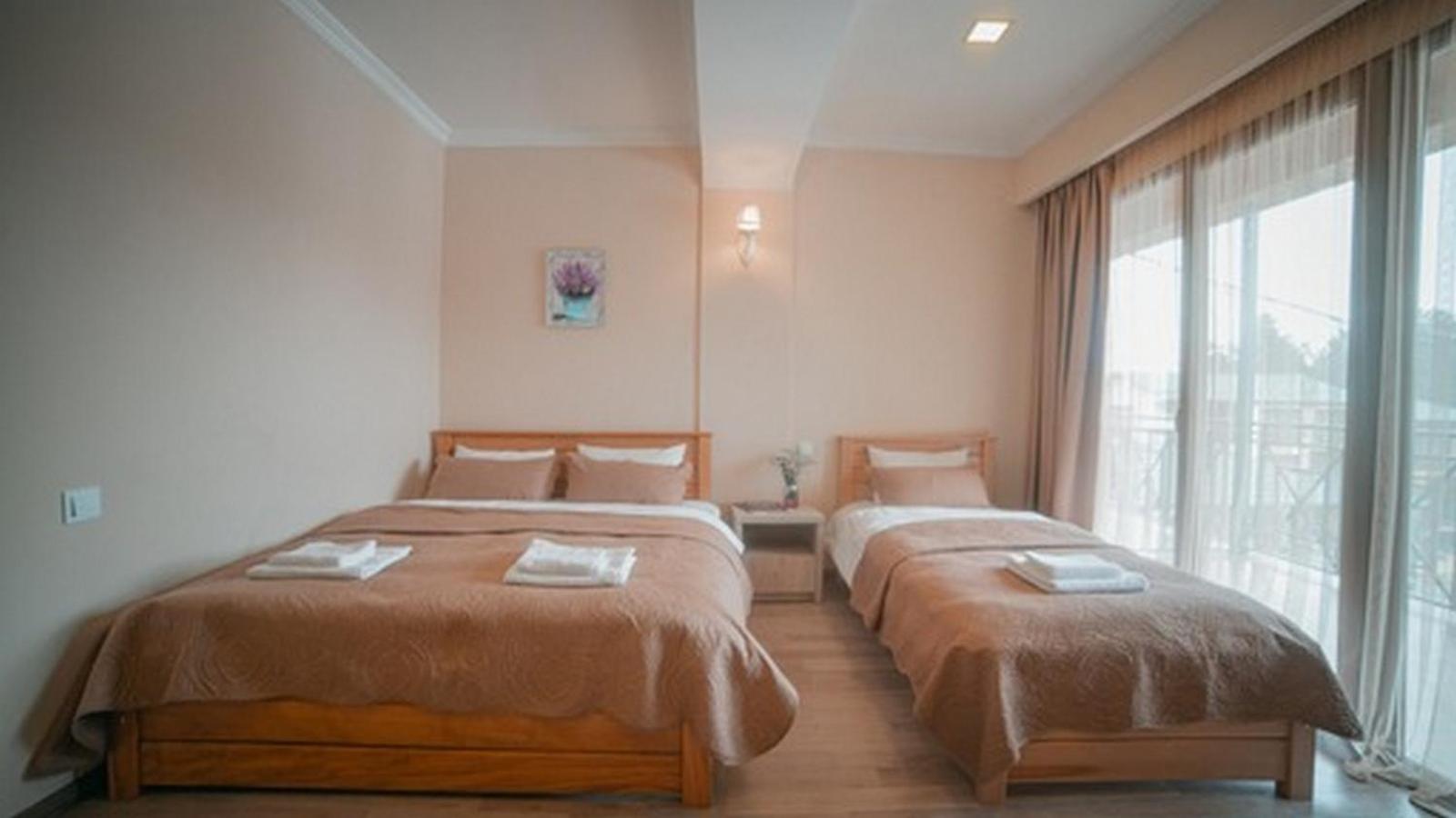 Hotel Surami 外观 照片