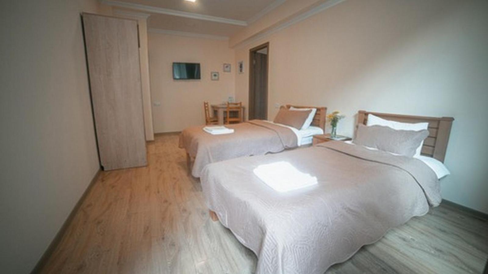 Hotel Surami 外观 照片